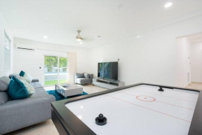 Sunset Pool House 4BR 13 People Hidden Gem